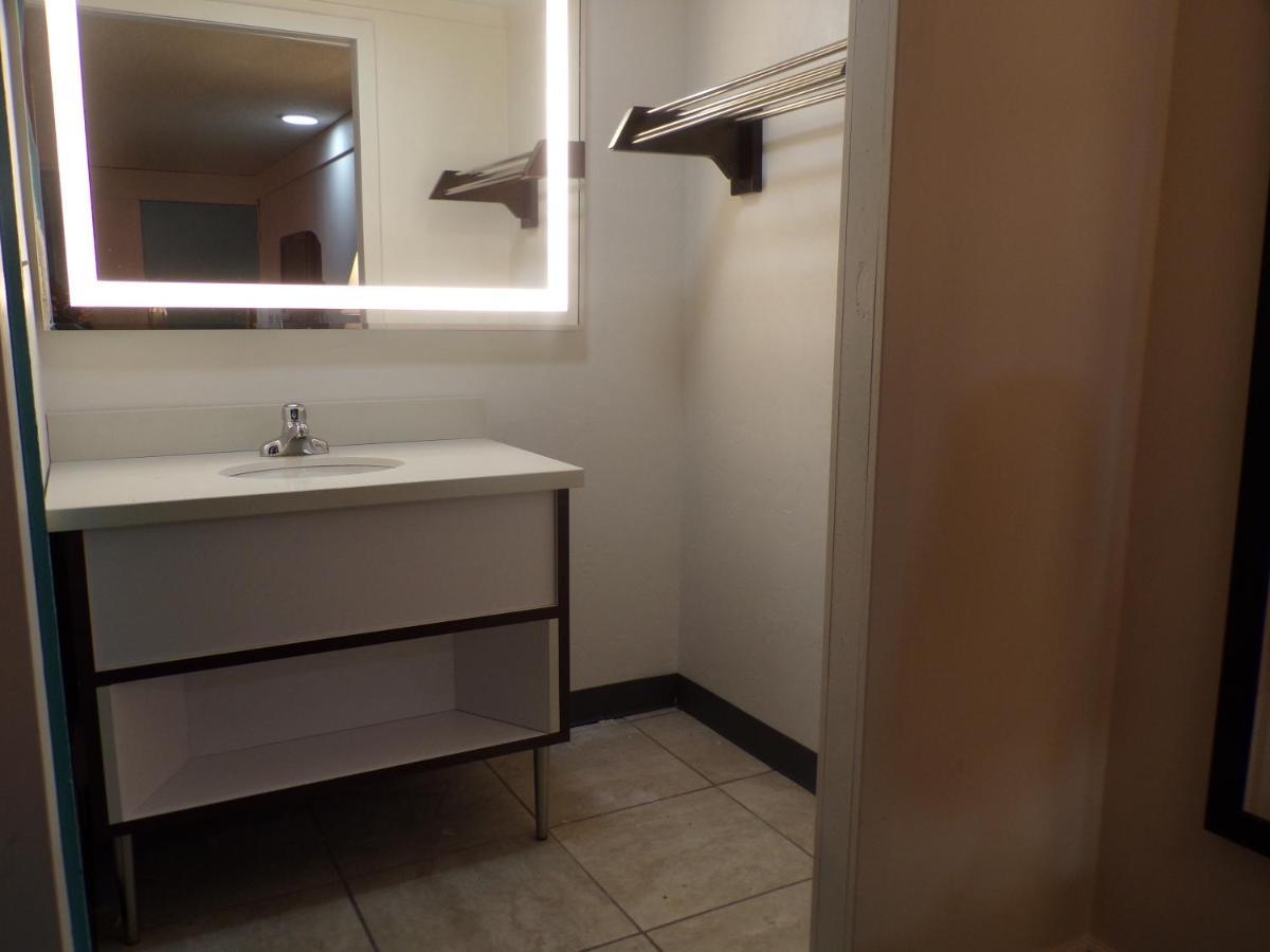 Dover Inn And Suites Экстерьер фото